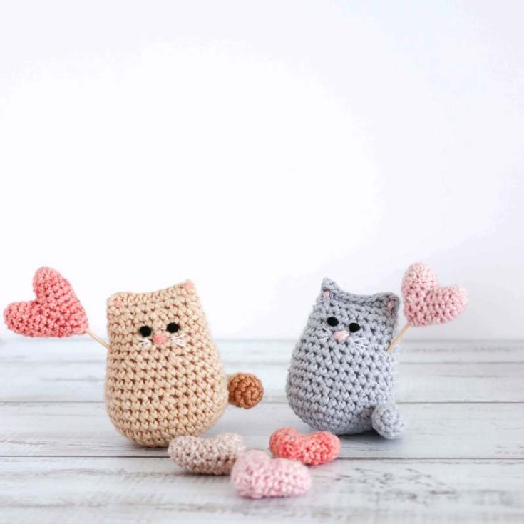 Meet this&nbsp;itty bitty crochet kitty! It is the cutest little crochet cat pattern that is great for beginners looking for an easy amigurumi cat project. It works quickly and would be an excellent gift for any cat lover.