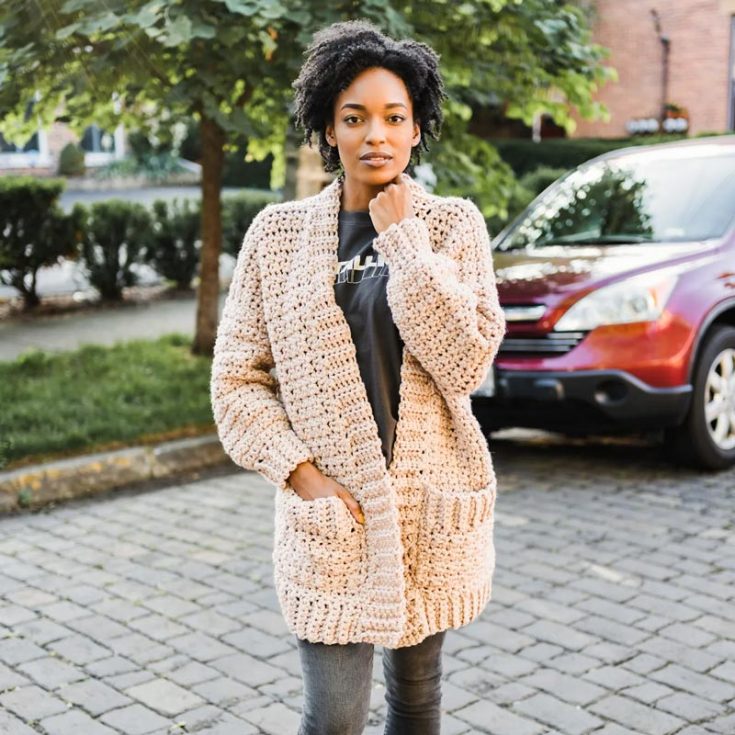 Create an effortlessly layered look for fall with this Kima chunky crochet cardigan. Made with five panels, this cardigan is simple and can be worked up relatively quickly with chunky yarn. Instructions come in sizes XS-4XL.