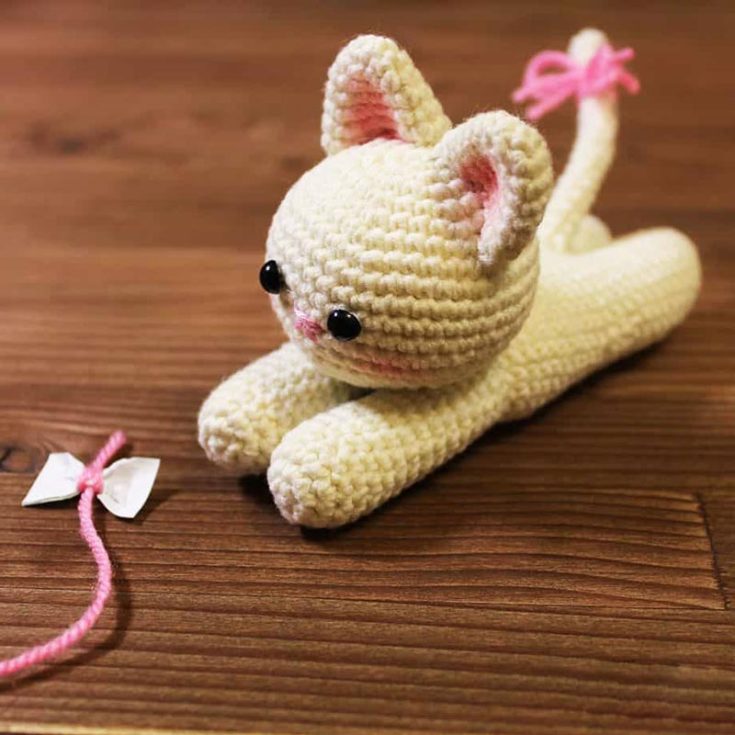 This kitty is lying on all fours, stretching to enjoy the sun. This little 5" cat uses basic stitches such as the chain, single crochet, slip stitch, increases, and decreases, an excellent project for beginners!