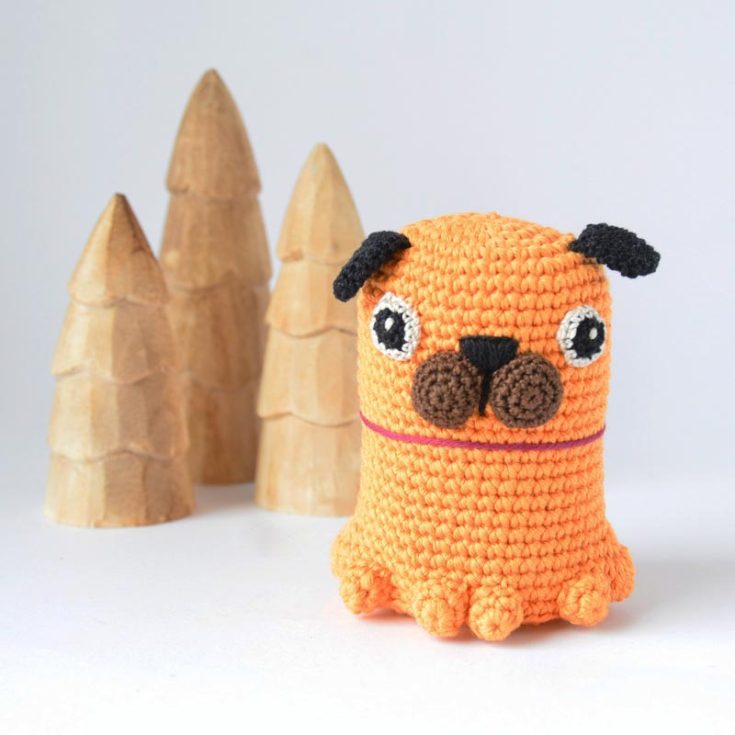 Pugs are such adorable small dogs. Their little legs and forever grumpy faces make for such cute crochet projects. This is an easy, beginner-friendly piece to whip up for a last-minute gift.