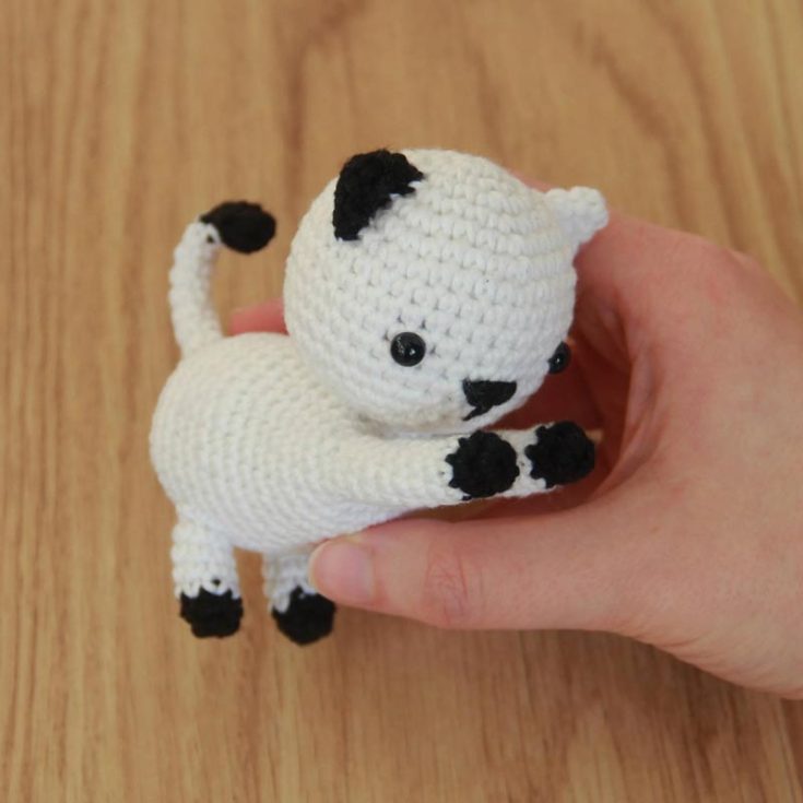 These little kittens are busy stretching their forever sore backs. They come best in pairs when placed facing each other. Ensure you stuff them well to get nice, firm kitties that stand up stably.