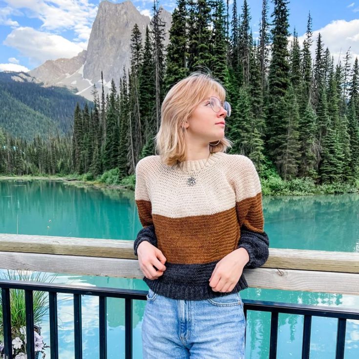 With big, bold colors, this color block crochet pattern is an eye-catcher! Made with simple double crochet stitches, it is an easy pattern for beginners. The available sizing includes S-5XL.