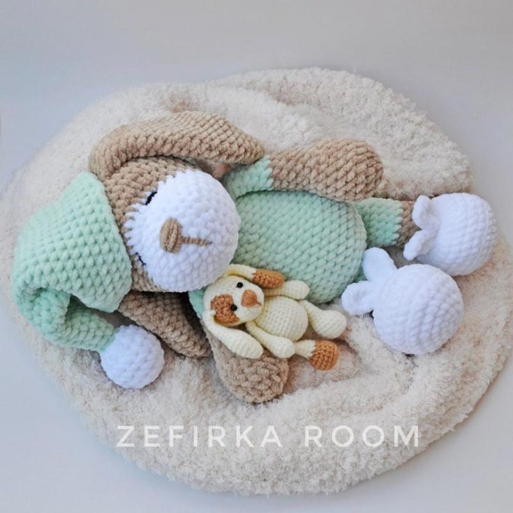 Are you looking for a super cuddly dog plushie to nap with? Well, you're in luck because this sleeping dog amigurumi pattern is totally beginner-friendly! All you need to do now is follow the written tutorial and have yourself the cuddliest companion.&nbsp;The finished size is 27-30cm.