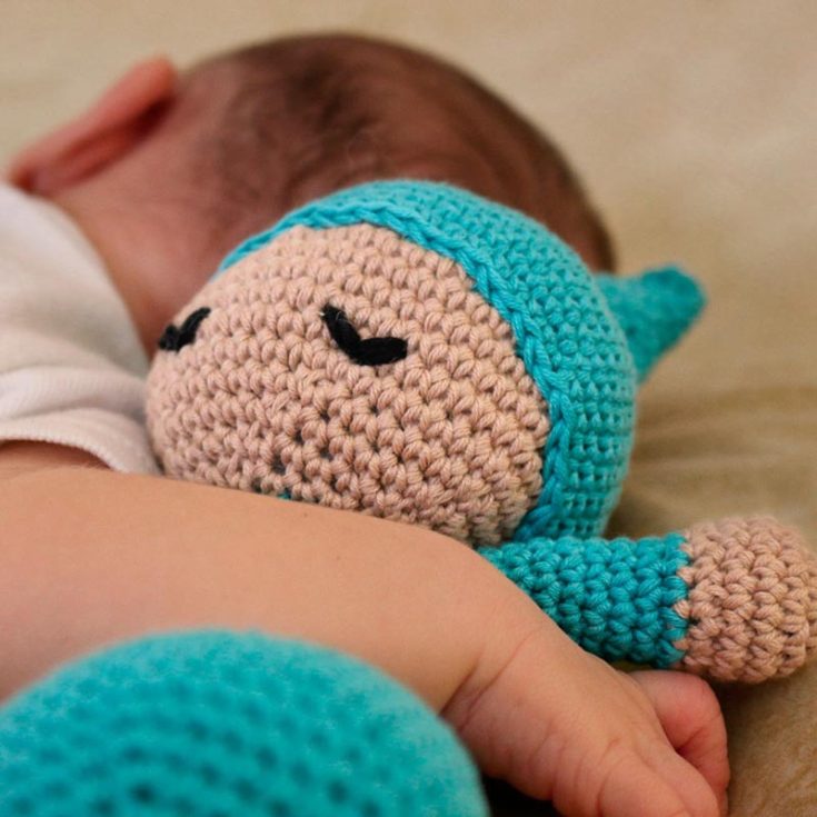 Sleepydoll is a crochet doll just for nap time! With a long body and simple design, she is the perfect nap buddy and bolster for your children. This pattern has both written and video tutorials.