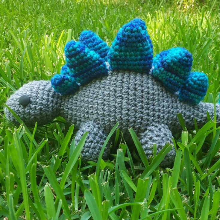 Your little ones are going to love this Stegasaurus plushie! Isn't he adorable? This design uses only a few basic stitches, worked in pieces, and sewn together. Try it out now!