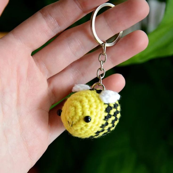 Learn how to make a mini bee! This mini bee is a simple amigurumi pattern that is purposed as a keychain. Using only 14 wpi fingering yarn weight, and 3mm hook, you can create this lovely design to decorate your keys and bags.