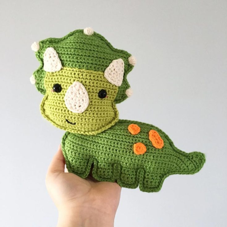 Meet Trish, the 2D Triceratops! Although very little color work is involved, there is quite some stitching and assembling in this pattern. Nevertheless, it's a fun project that you must hop on. The final measurements are 8&Prime; high and 9 &frac12;" wide.