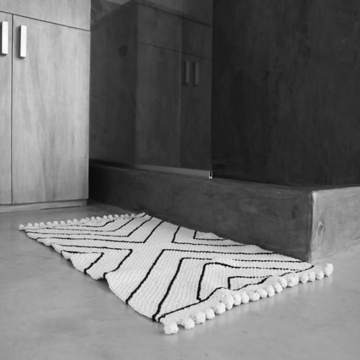 This intermediate-level bobble bathmat is a modern piece perfect for the bathroom. It uses the moss stitch and bobble stitch to create its lovely textures.