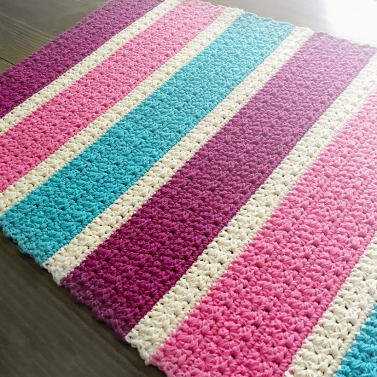This bubble gum accent rug utilizes contrasting colors to make it pop! It uses a color-blocking technique to create thick stripes of colors, and it's a relatively easy pattern for beginners.