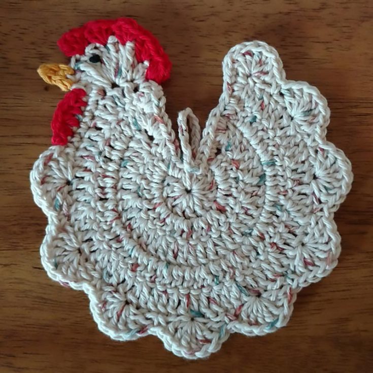 Chick-a-doodle-doo! Decorate your farmhouse and rustic kitchen with this cute chicken potholder! It also comes with a video tutorial and is ideal for beginners as this design is relatively easy. Give it a go!