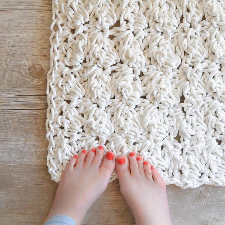 Use rope to make this solid and sturdy bath rug. It is an easy pattern that uses only single-crochet and double-crochet stitches, giving the rug a not-too-tight look that is squishy underneath your feet.
