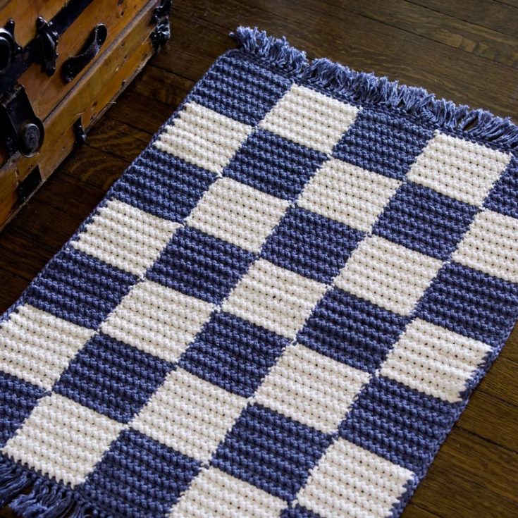 Using contrasting shades on the color spectrum really does bring out the beauty of a 2-tone checkerboard design. Make this easy crochet checkerboard rug pattern by clicking the link below.