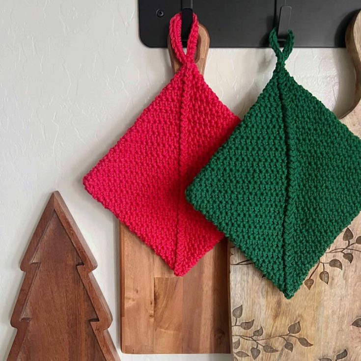 These simple crochet double, thick, classic hot pads are great for beginners! It's a no-frills pattern that has no turns or joins. Pretty cool, right? The finished size of these hot pads is 8" x 8".