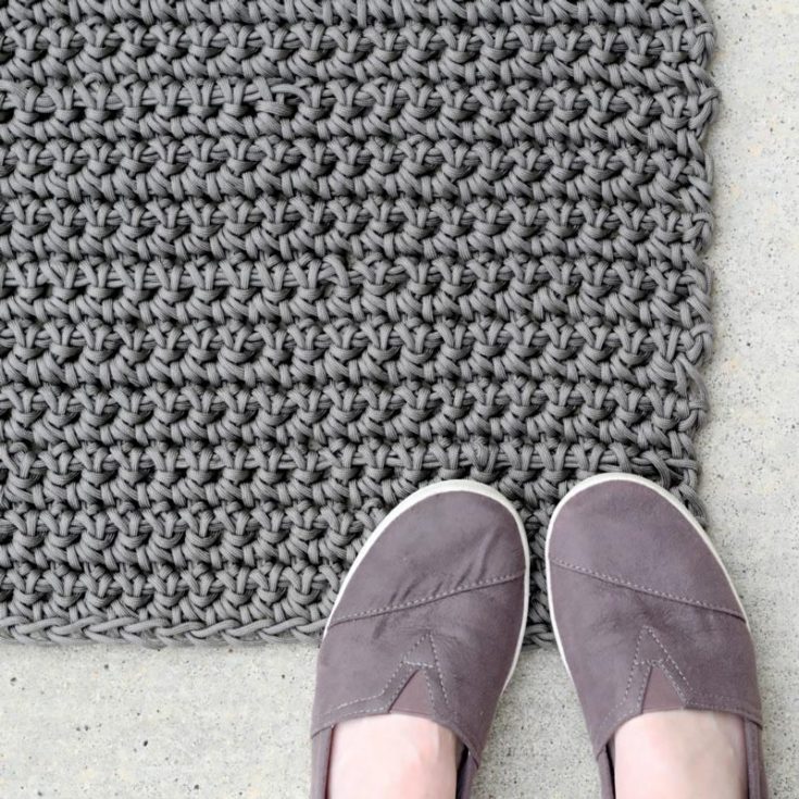 You need a tough, strong mat to withstand the outdoors, the elements, and your shoes! Learn how to make this outdoor rug for beginners! It's functional yet pretty, too.