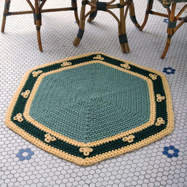 Crochet this majestic rug that looks so lavish! It's a beginner pattern, and it adds a fun twist to your crochet repertoire as you'll be making an octagonal rug from scratch!