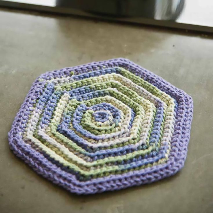 This simple single-crochet vintage hot pad tutorial adds a fun retro feel to your kitchenware collection. This beginner-friendly pattern is easy to make and yields a hot pad size of 8&Prime; in circumference.