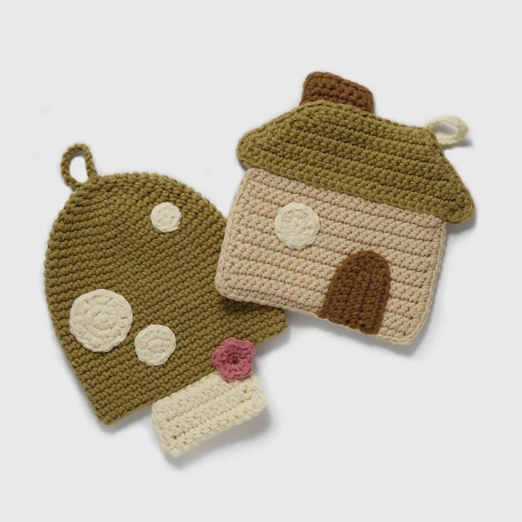 If you're interested in funky and adorable potholder designs, this Mushroom Potholder is your cup of tea! Look at how cute it is! This is a beginner-friendly pattern, so feel free to make a bunch of them for your friends and family.