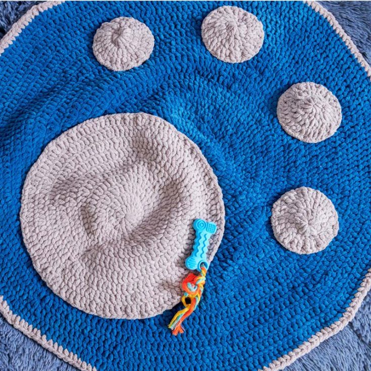 Are you a pet lover? Or do you have pets you adore? Either way, this crochet paw print rug pattern is the perfect addition to keep your space comfy and also have a space for your furry pals to lay on.