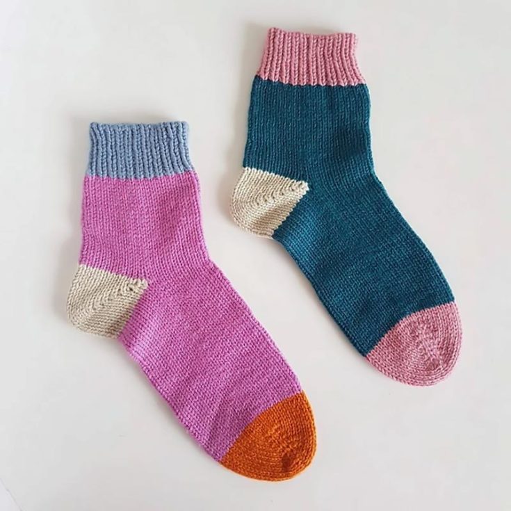 If you're new to sock knitting and are looking for a simple unisex pattern, try this design. It is an easy introduction to new sock knitters. It's a quick and chunky bed sock, worked from the toe up using circular needles and a magic loop with a German Short Row heel. It comes with instructions for Eur sizes 36, 38, and 40.&nbsp;