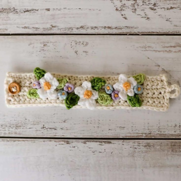 Here is another gorgeous flower-themed bracelet crochet cuff to make in your upcoming free time! Have fun customizing the colors of the flowers and the base, or even stitch on different blooms to have a beautiful flower band to wear with your outfits.