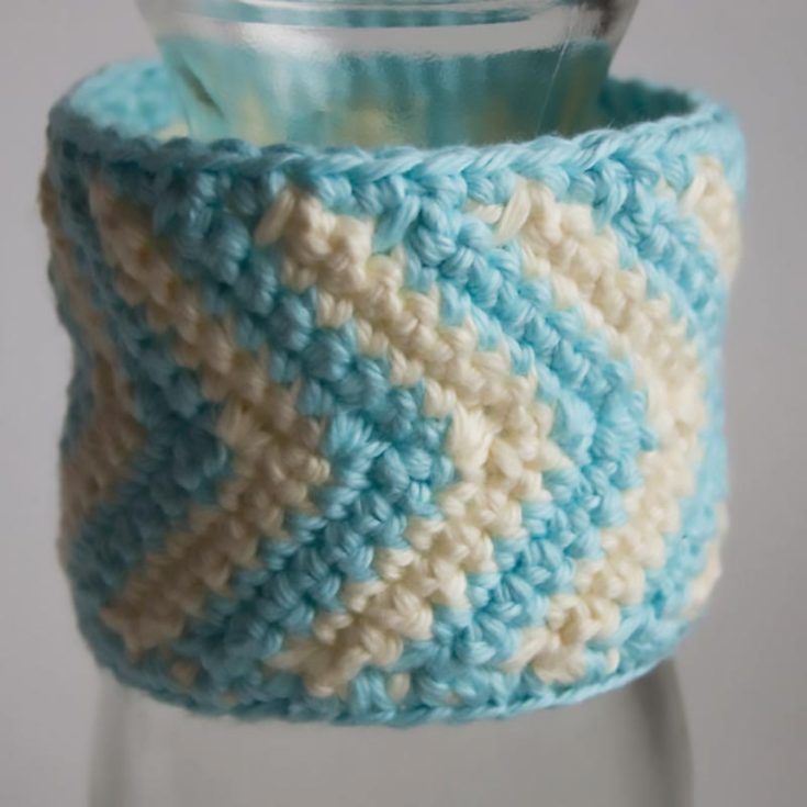 This is a two-in-one crochet cuff with instructions included for two versions - a loose bangle style bracelet and a tighter cuff with fasteners. A fantastic, easy summer piece!