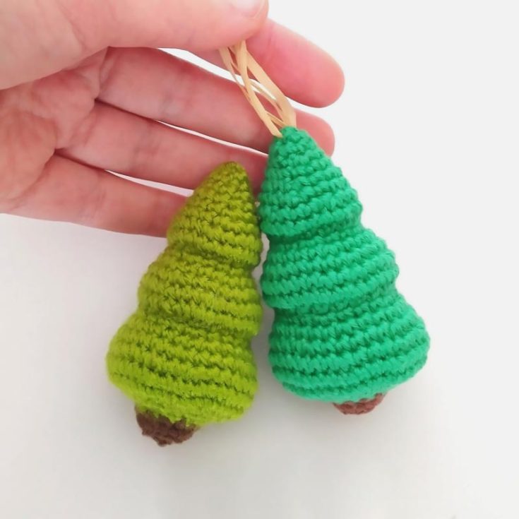 This fir tree is a fun little crochet pattern that does not require any seaming or much yarn, making it a great beginner-friendly stash-buster project! Try it out now.