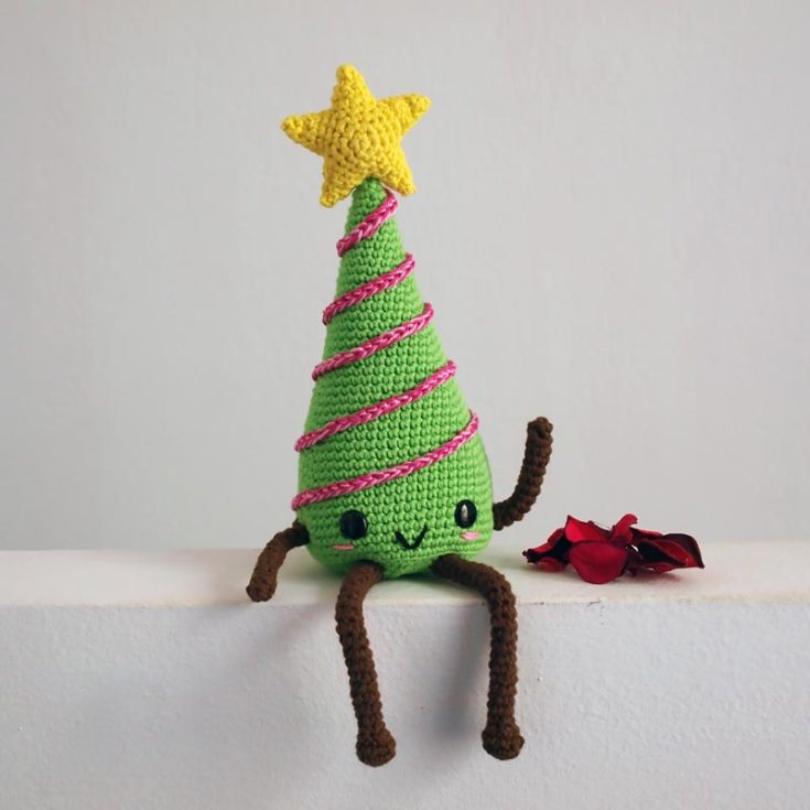 Check out this lovely and kawaii Christmas tree amigurumi pattern! It's a fantastic holiday decor or stuffed toy to make for confident beginners, and all the information you'll need is provided in the link below!