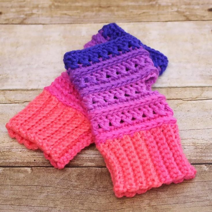 This criss-cross stitch may look complex and challenging, but it is relatively easy to understand and execute! Have fun making these warm and textured gloves.