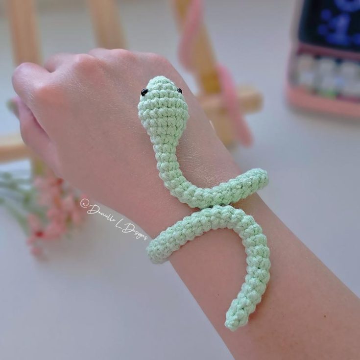 Have some fun making this snake amigurumi bracelet pattern. It would be a fun play toy for your child or make a great Halloween accessory. It's soft and squishy and makes for a fantastic gift.