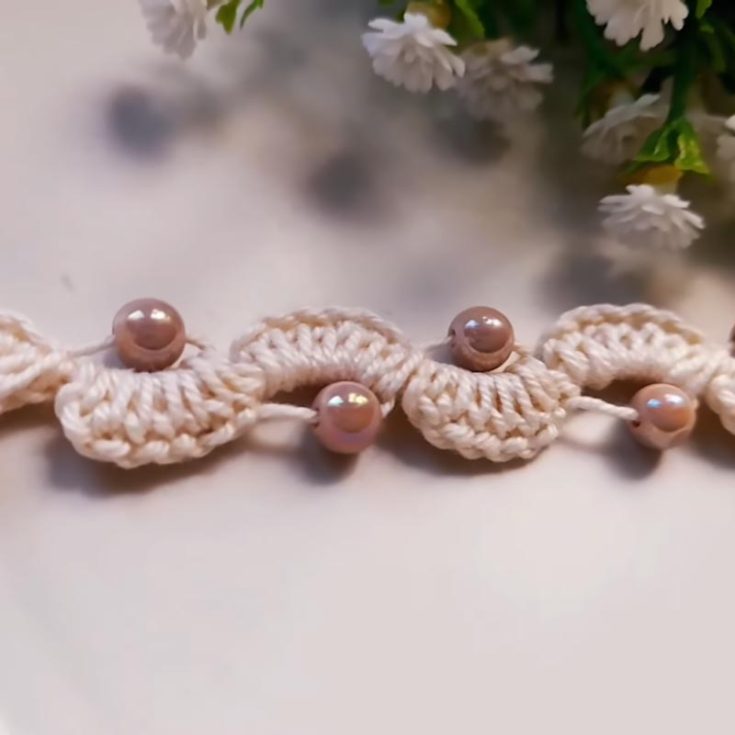 Learn how to make this textured paracord beaded crochet bracelet incorporated with a string of beads along the side through this easy-to-follow YouTube video. Doesn't it look so feminine and classy?