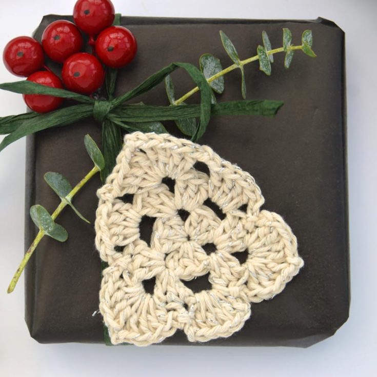 This is a beginner-level pattern written in UK terms to make a 14.5cm (w) by 14cm (h) Christmas applique, great as a deco on its own or as an ornament. Give it a shot!