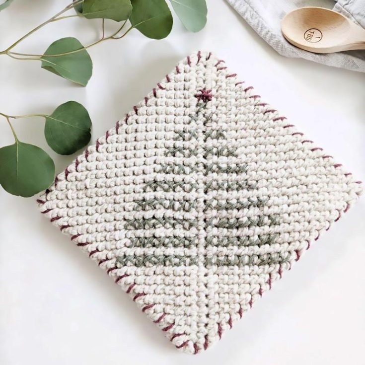 Want to learn how to make this fantastic Christmas tree potholder? It's super beginner-friendly as it consists of only single crochet stitches! This pattern is a fast-crochet project and it elevates your dining space for the upcoming holidays. The finished size is 7 &frac12; " x 7 &frac12; ".