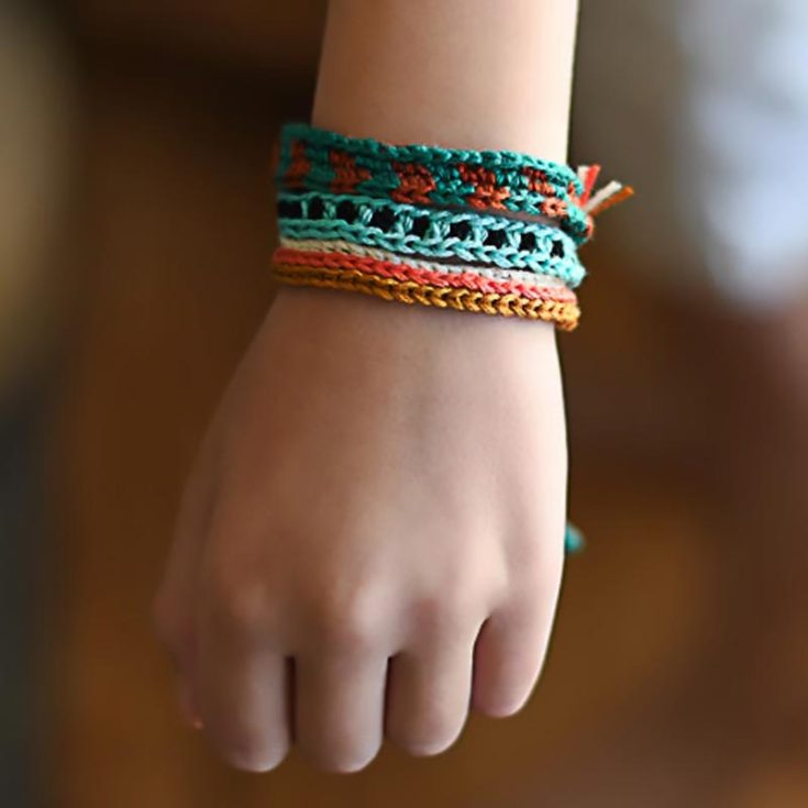 Learn how to make this simple, beginner-friendly striped crochet friendship bracelet that would be a fantastic accessory to show off for all seasons, not only summer!