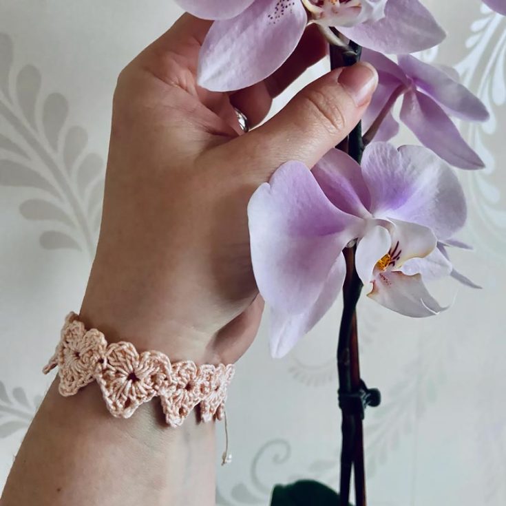 Need a cute gift for Valentine's or Galentines? This adorable heart bracelet is the perfect gift! It takes some technique but is worth the challenge, even for avid beginners.