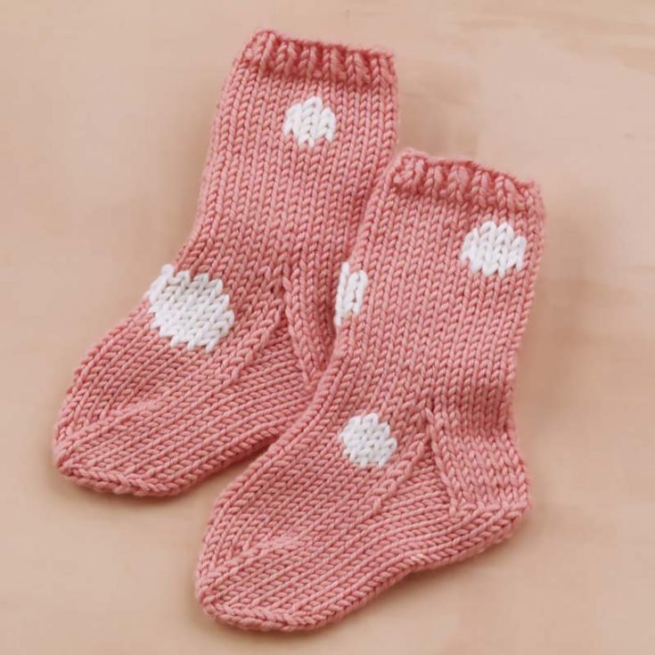 Say hello to these simple and classic Wee Socks! Like its name, it's a duplicate stitch pattern that works on the round top down with double-pointed needles, and it's ideal for beginners to try. It's a lovely unisex design with sizes for children S, M, and L.