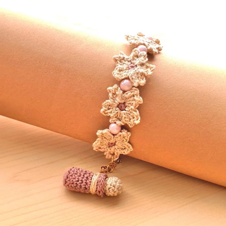 Mix flowers and other elements like beads to create a unique friendship bracelet that symbolizes a relationship that will last a lifetime! Learn how to make it by clicking the link below!