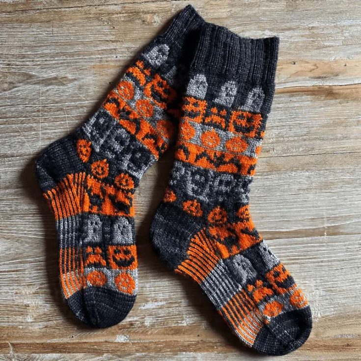 Start knitting these spooky and frighteningly fun socks for the upcoming Halloween! It's an advanced-level, unisex knit project that results in a one-size-fits-all, but the length of the foot is adjustable. This pattern is knitted with a set of 5 double-needle or circular needles. Give it a shot!
