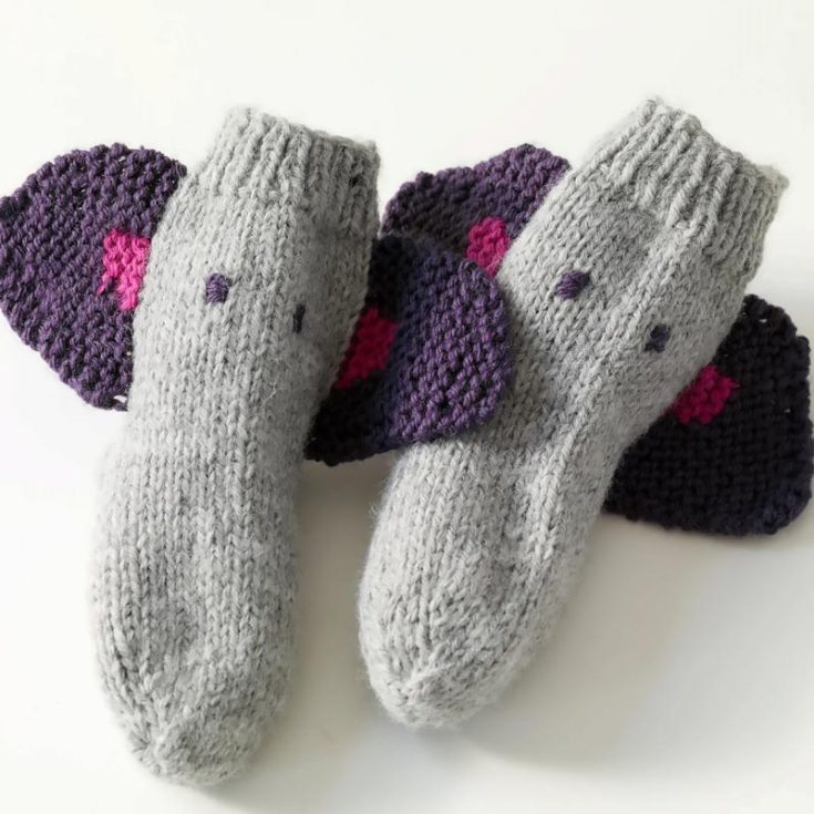 Aren't these socks just so adorable? It's a lovely pair of socks knitted for your little ones, and it was made using medium/worsted-weight yarn. It's an intermediate project with instructions for sizes fit for children ages 2-6. However, the foot length is totally adjustable.&nbsp;