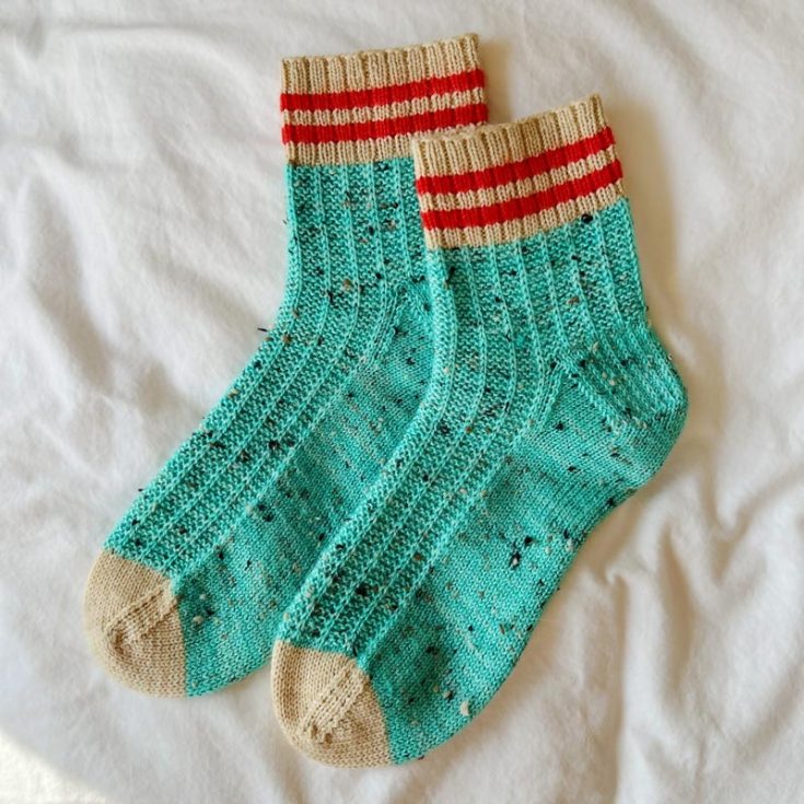 Here's another easy sock design with a cuff down, heel flap, and gusset! It's a classy and timeless unisex pattern that combines sporty stripes with a cozy texture pattern that is easy to memorize and relaxing to knit. It comes in sizes from kids to adults.&nbsp;