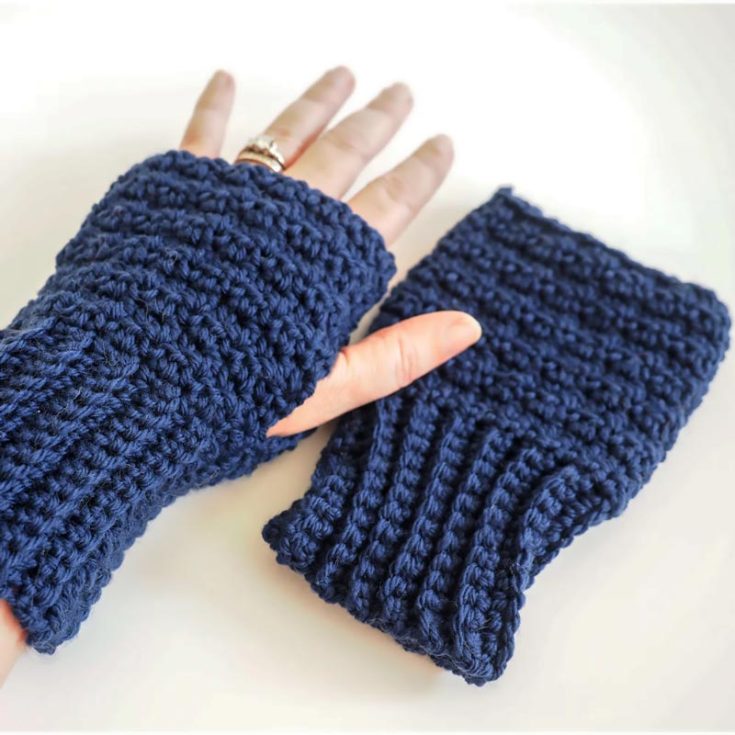 Say hello to the newest collection of your go-to winter accessory! It's a classic and timeless pattern that can be unisex, making it ideal for women, men, and children. Click the link below to access the pattern.