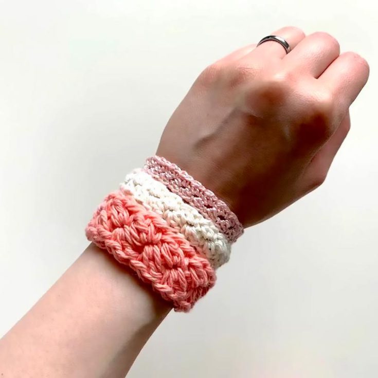 Are you looking for dainty, everyday friendship bracelets? This no-sew lacy bracelet that requires no sewing is perfect for your project! It's easy and fast, great for beginners. The best part? It's adjustable.