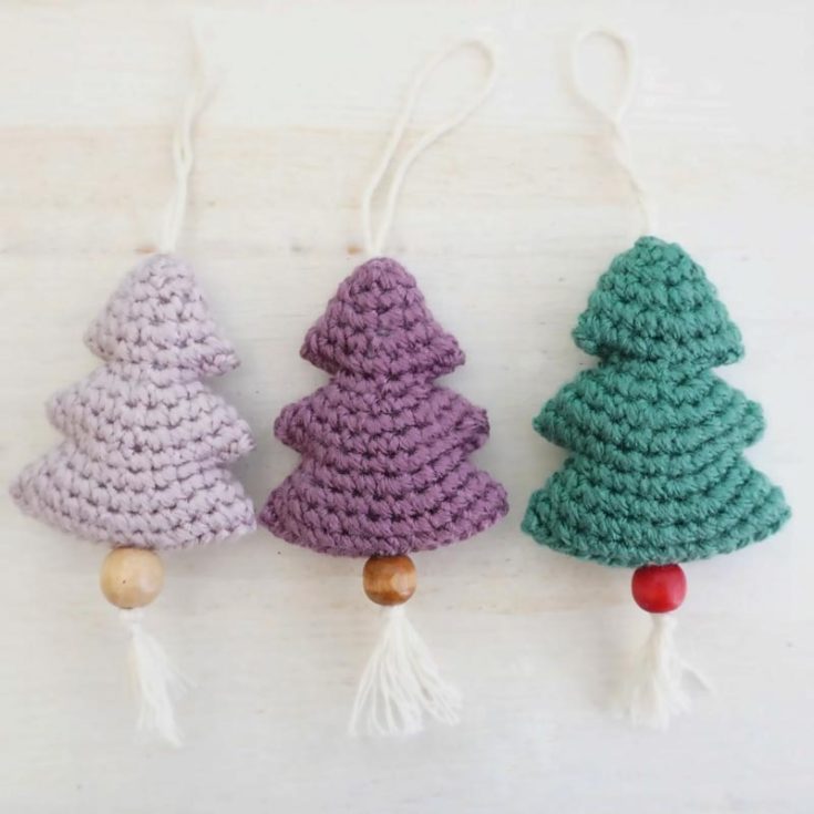 Aren't these little pocket-sized trees just the cutest? Not only do they add a Scandinavian touch to your home decor, but they also usher in the holiday spirit! You could make it into a garland or keychain or attach them to gift boxes. Click the link below to make these 2.5" x 2" trees.
