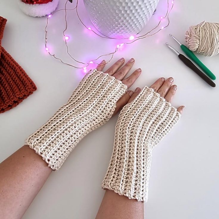 This pair of ridged crochet fingerless gloves is a pattern that is easy enough for beginners. The stitch used here is commonly used for ribbing on cardigans or sweaters as it makes an elastic, soft, and stretchy fabric, which makes it great for fingerless gloves! Sizes: S/M/L