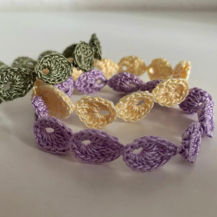 This stunning Soffio pattern bracelet features unique oblong, concave, and leaf-like shapes strung together to create a work of art! This is great if you are looking for a simple, dainty piece that is still special in its way.
