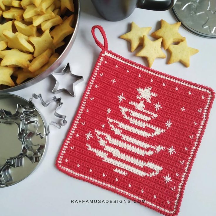 Here's another potholder design that you can try making over the weekend! It's a classic design made with red and white yarn, with adorable embroidered stars for a bit of sparkle. The completed measurements are precisely 6.7" x 7.3".