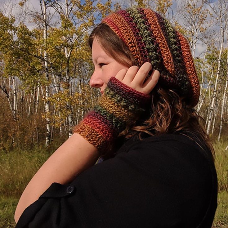 This interesting bauble fingerless glove crochet pattern uses the bead stitch to give it variety and texture. Fear not if you've never attempted this stitch, as there's a tutorial linked! Instructions for S, M, and L are given! Best for avid beginners.