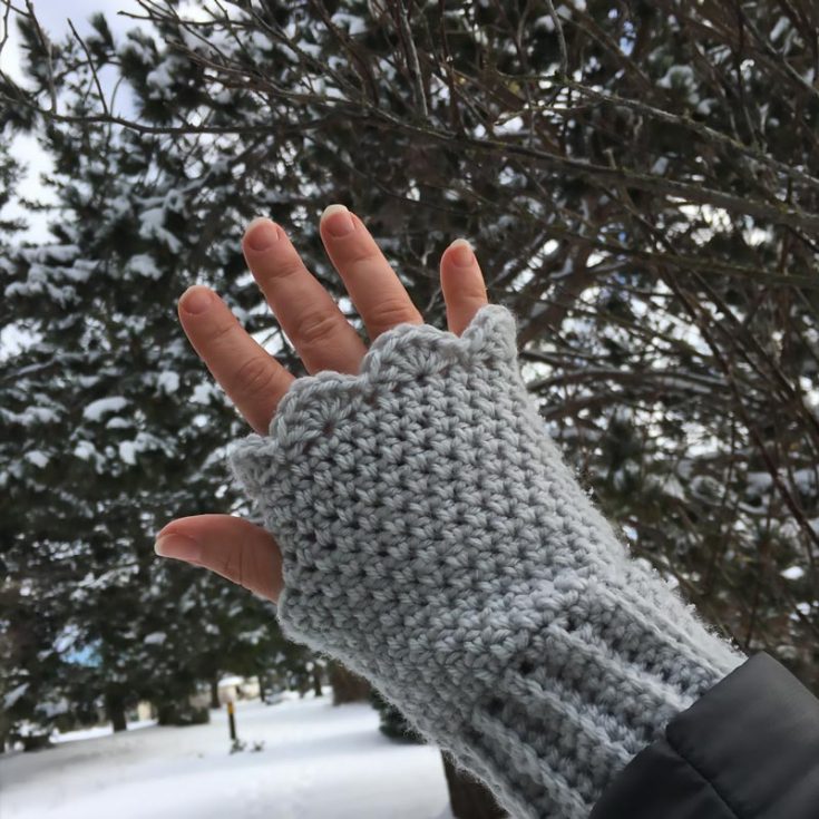Want to express your girly, feminine side? These scallop-edged fingerless gloves are the perfect pair for you to ooze femininity! This pattern is suitable for advanced beginners.