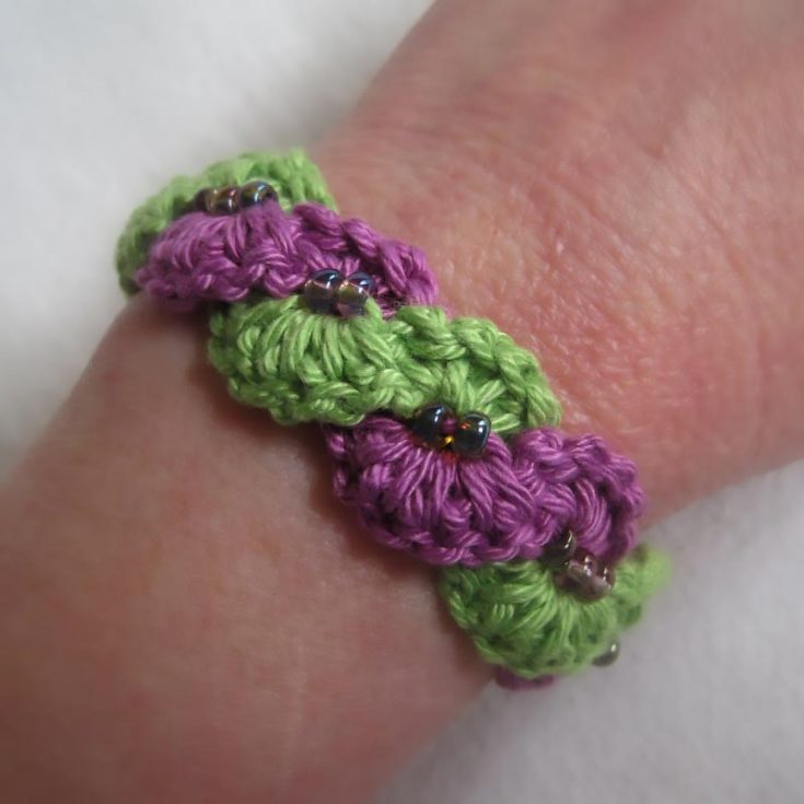Wear these winding bracelets made with a forward Loop Chain solo or stacked. This technique gives texture and stability to the wavy scallops and a decorative edge that looks good from both sides - making the bracelets fully reversible! This is more suitable for novices.