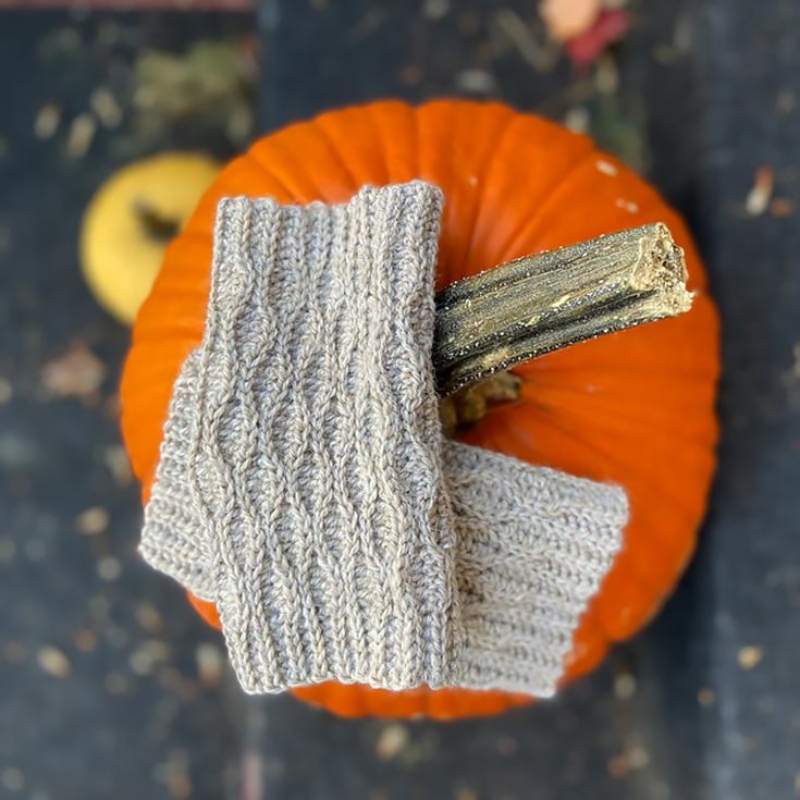 Enjoy making some classic, timeless pieces? This textured pair of woodland mitts make for a great minimalist look that will match wonderfully with your fall outfits; just be sure to pick a color that matches your wardrobe! Sizes available: S, M, and L.