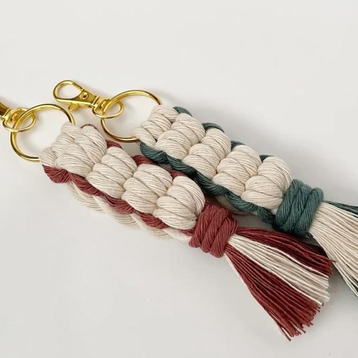 Here&rsquo;s a beginner keychain design that you can&rsquo;t miss! It&rsquo;s incredibly easy to make and looks fantastic paired with anything. Add some adorable miniature charms to embellish the completed keychains, making them even more personalized and unique.